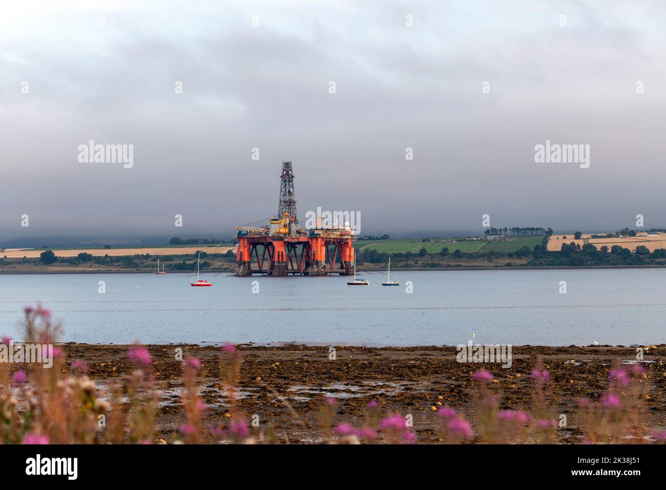Plataforma petrolífera amarrada en el fiordo de Cromarty, nvergordon, Easter Ross, en Ross y Cromarty, Highland, Escocia, Reino Unido Foto de stock