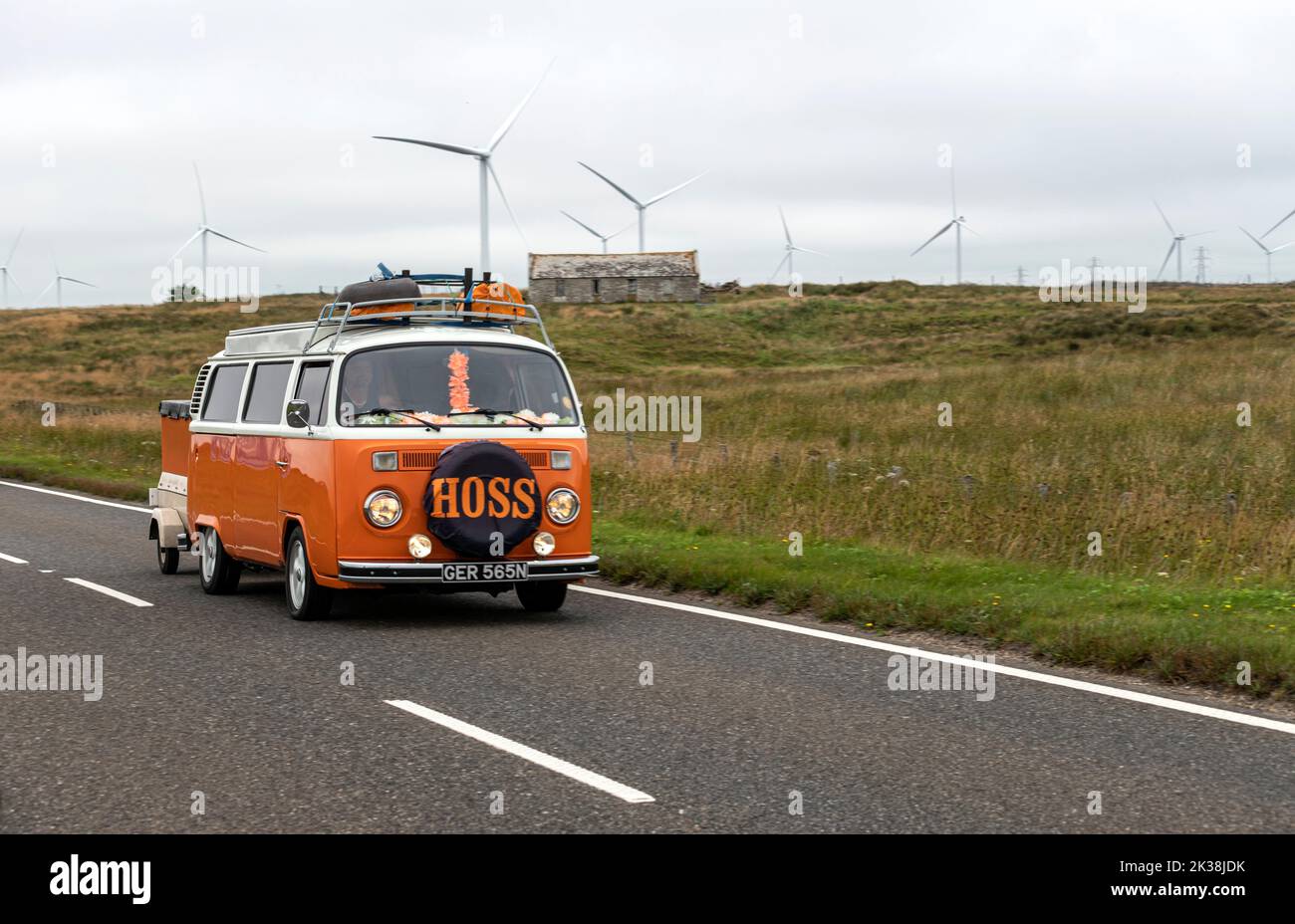 Orange Volkswagen Motorhomes Parque eólico a lo largo de A9 cerca de Tacher, Halkirk, Escocia, Highland, Reino Unido Foto de stock