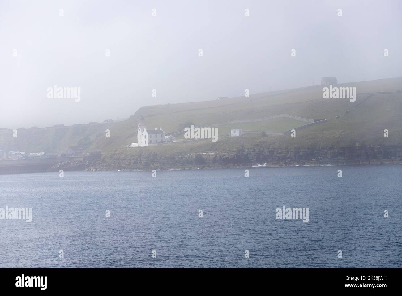 Holburn Head Lighthouse en la niebla, Scrabster, Thurso Bay, Caithness, Escocia, REINO UNIDO Foto de stock