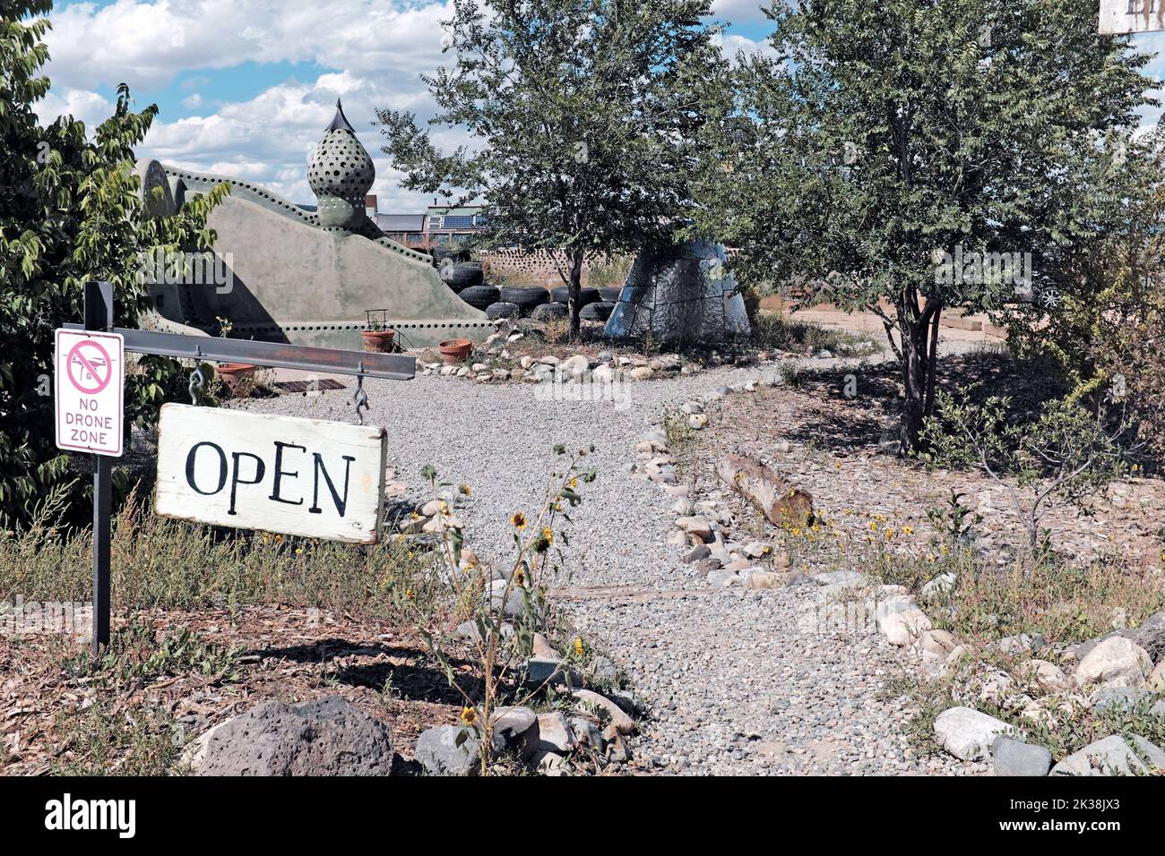 Earthship Biotecture es el producto de muchos años de vida sostenible, aprendizaje y construcción. Esta comunidad está en Tres Piedras, NM. Foto de stock