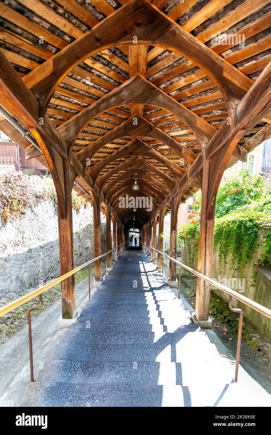 Histórica escalera de madera Kirchtreppe en Thun, Basilea Foto de stock