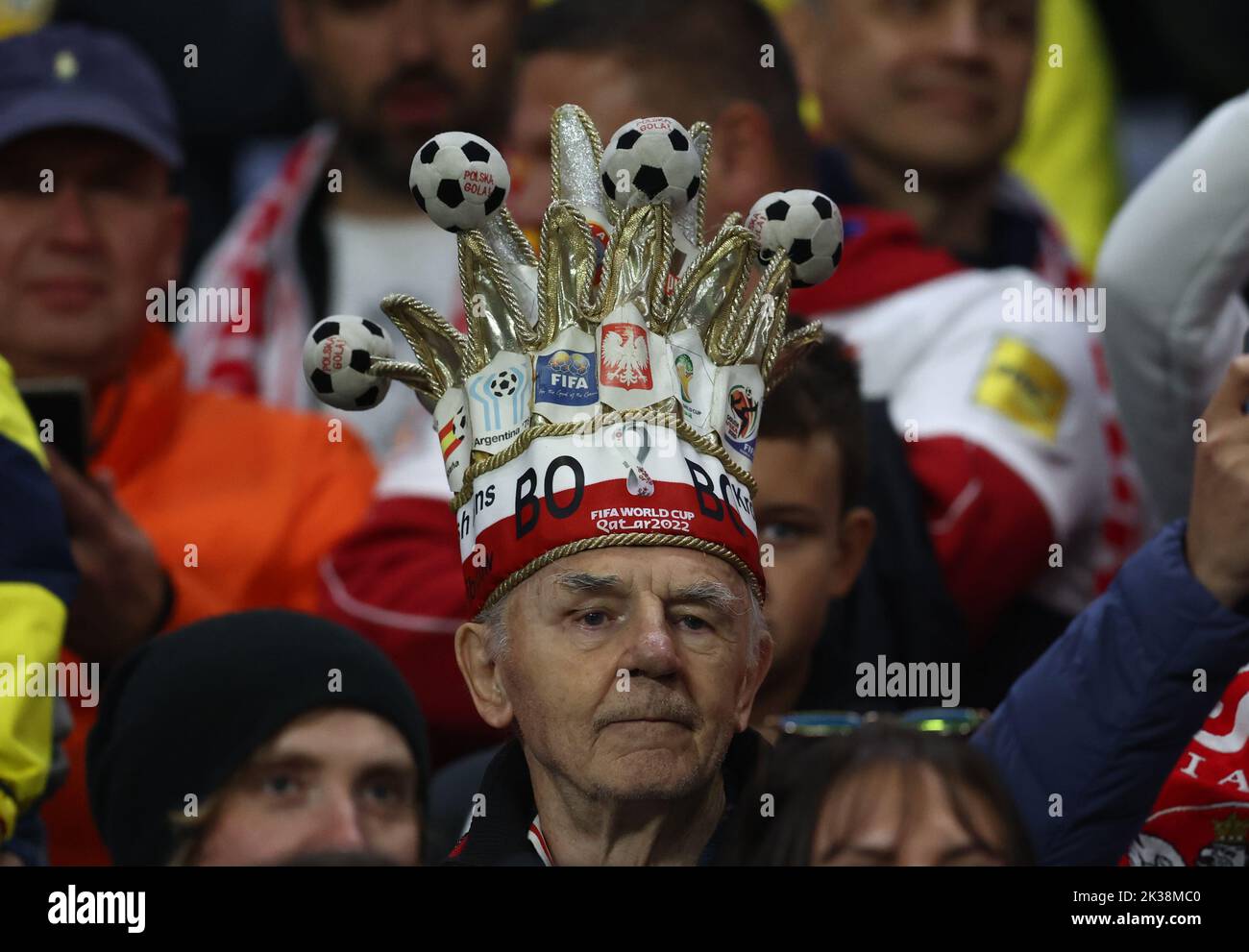 Cardiff, Reino Unido. 25th de Sep de 2022. Un fan polaco con la cabeza lista para la Copa Mundial durante el partido de la Liga de las Naciones de la UEFA en el estadio de Cardiff City. El crédito de la imagen debe leer: Darren Staples/Sportimage Crédito: Sportimage/Alamy Live News Foto de stock