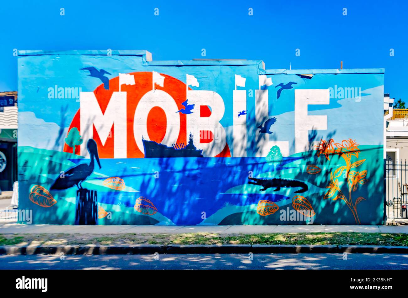 Un mural de Mobile está representado en la intersección de Dauphin Street y South Warren Street, 24 de septiembre de 2022, en Mobile, Alabama. Foto de stock