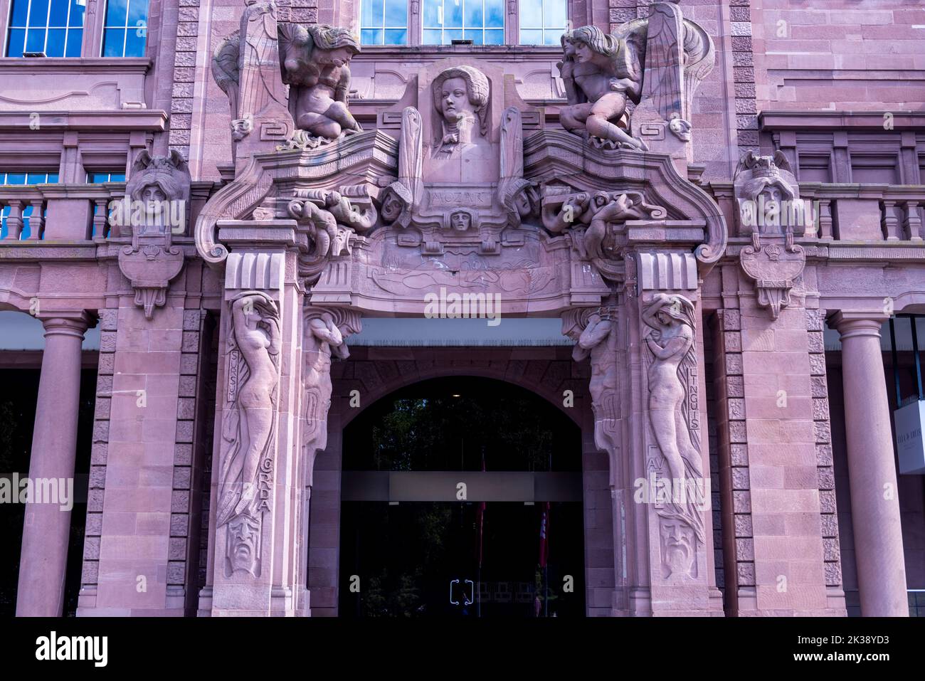 Detalle de la fachada, sala de conciertos Mannheimer Rosengarten y centro de congresos en Mannheim, Alemania Foto de stock