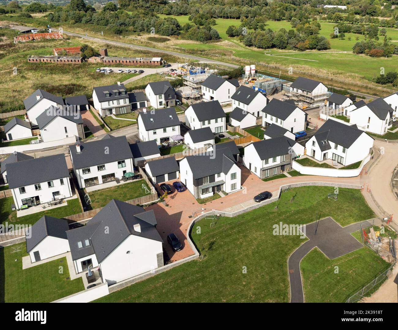 Bonvilston, Vale of Glamorgan, Gales - Septiembre de 2022: Vista aérea de un nuevo desarrollo de casas unifamiliares de lujo en las afueras de Cardiff. Foto de stock