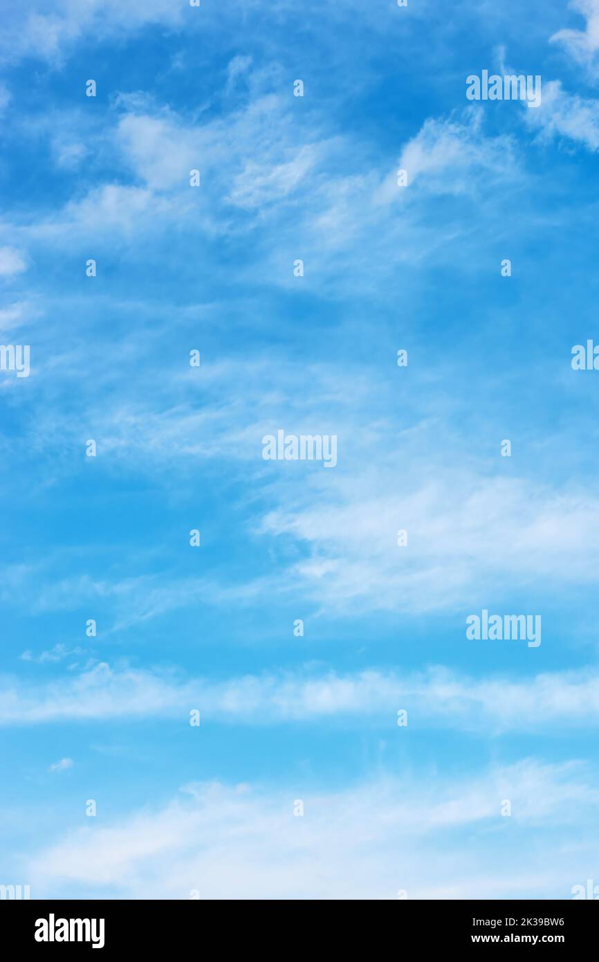 Cielo con franjas de nubes - fondo vertical con espacio de copia Foto de stock