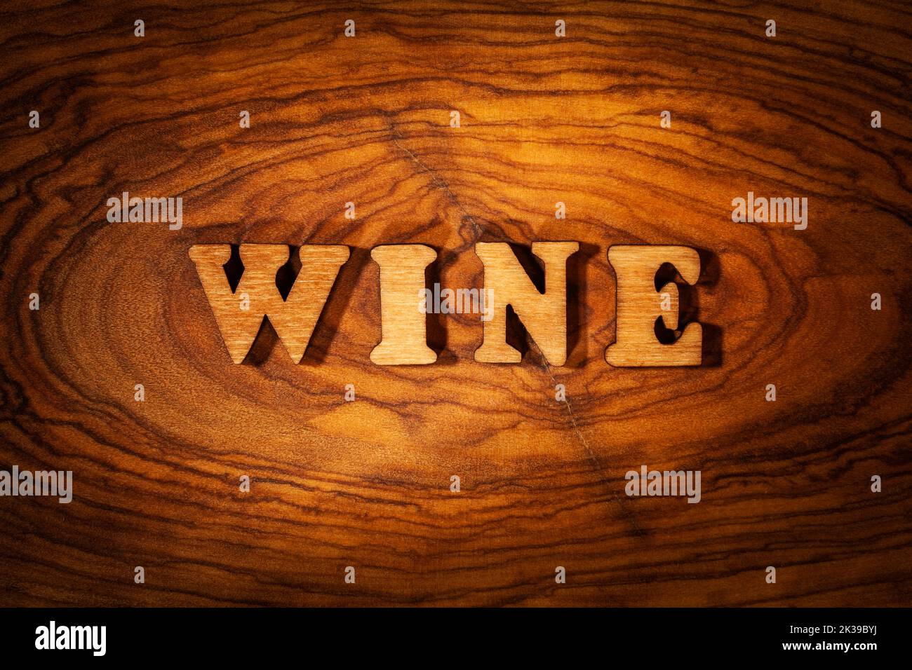 Palabra del vino - Inscripción con letras de madera de cerca Foto de stock