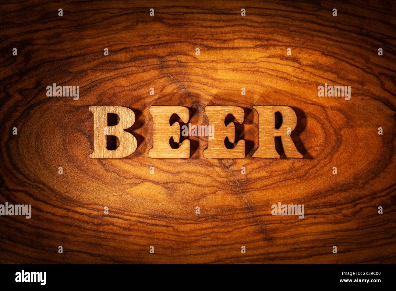 Palabra cerveza - Inscripción con letras de madera de cerca Foto de stock