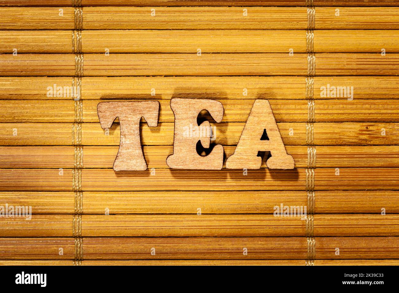 Palabra del té - Inscripción con letras de madera sobre la estera de bambú Foto de stock