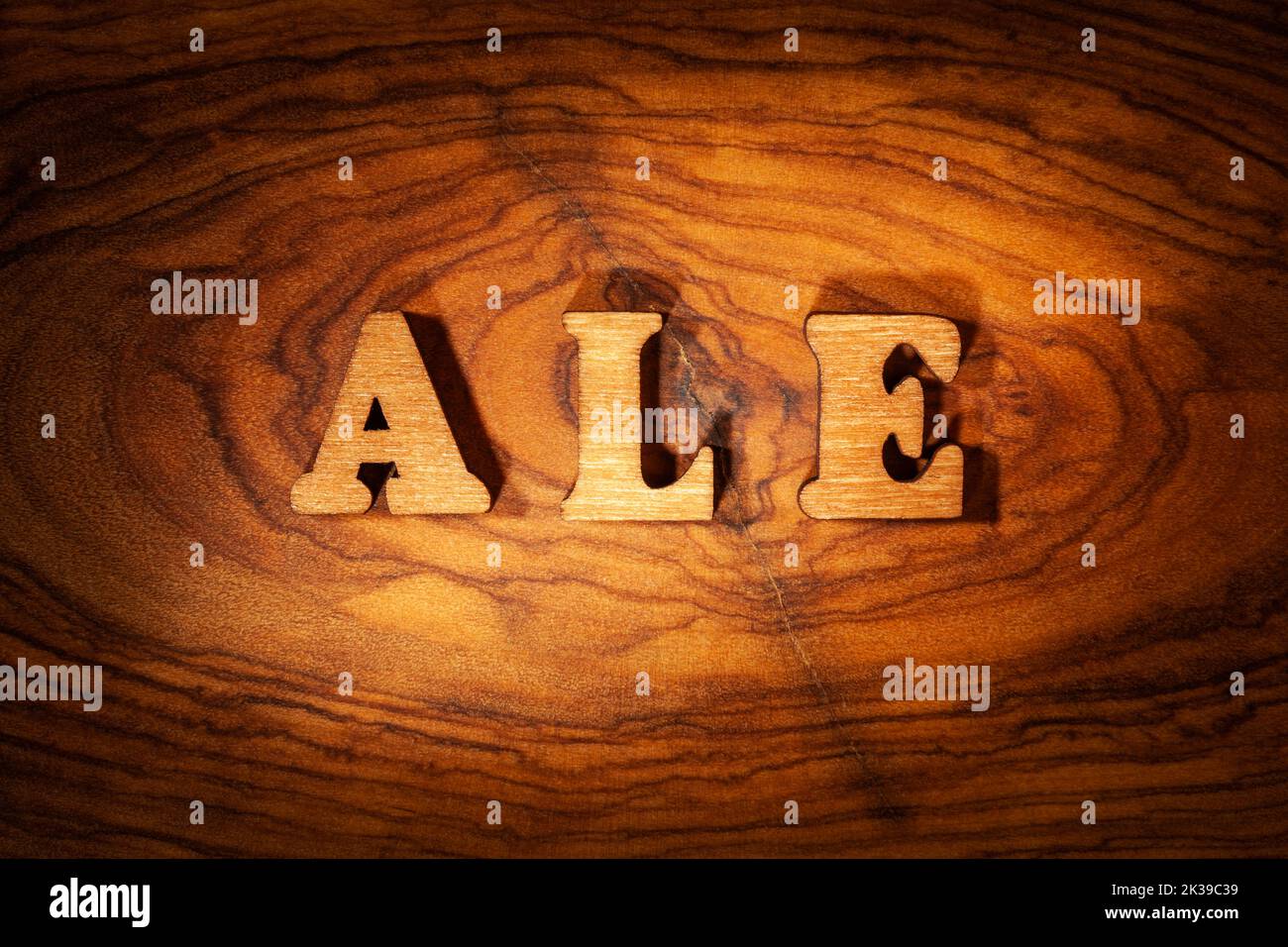 ALE palabra - Inscripción por letras de madera de cerca Foto de stock