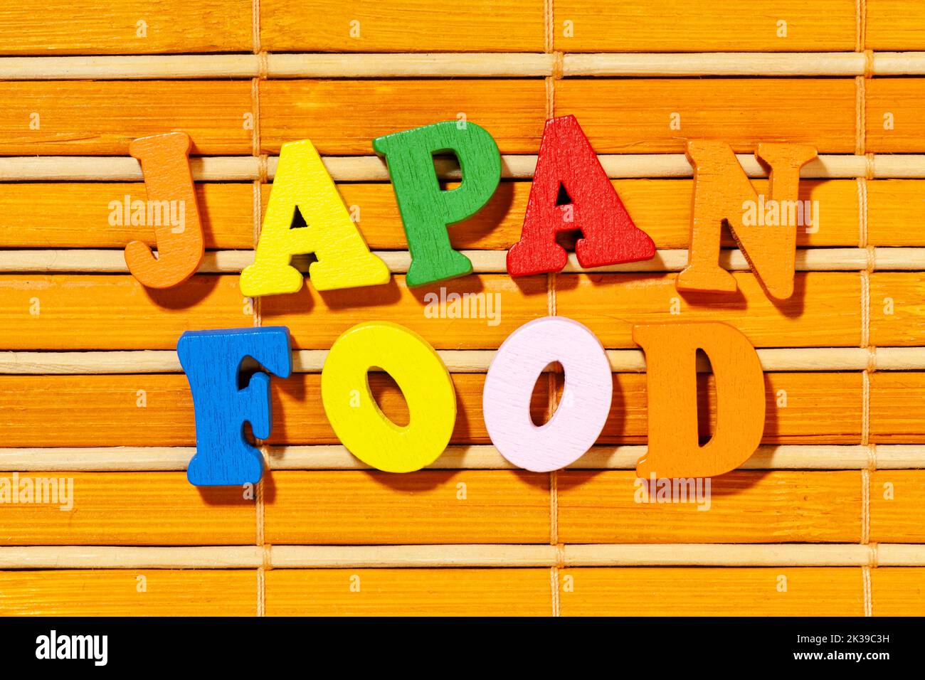 Comida de Japón - Inscripción con letras coloridas sobre la estera de bambú Foto de stock