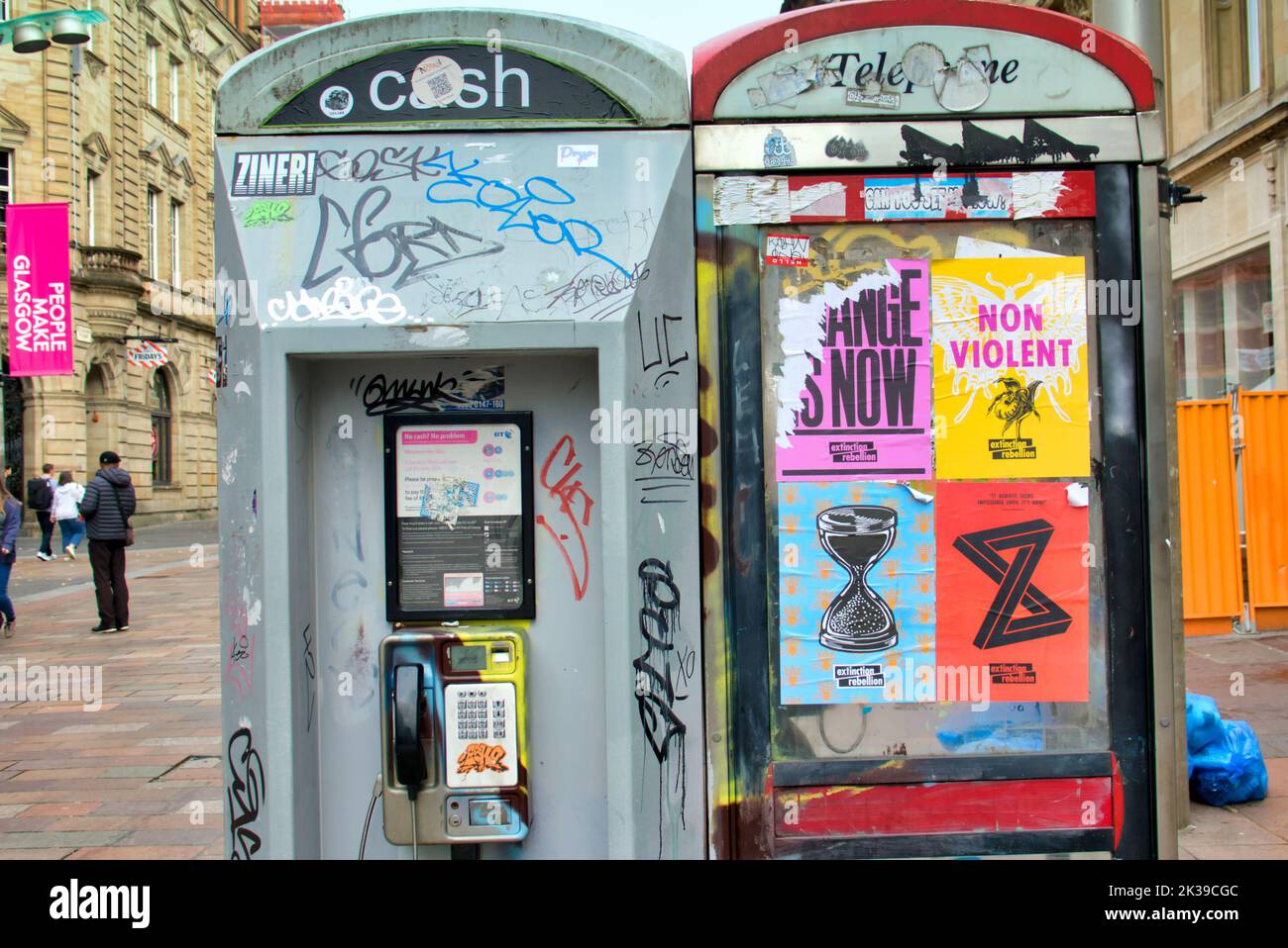 carteles vandálicos y de graffiti esparcidos cajas de llamadas. Calle Buchanan la milla del estilo de Glasgow, Escocia, Reino Unido Foto de stock
