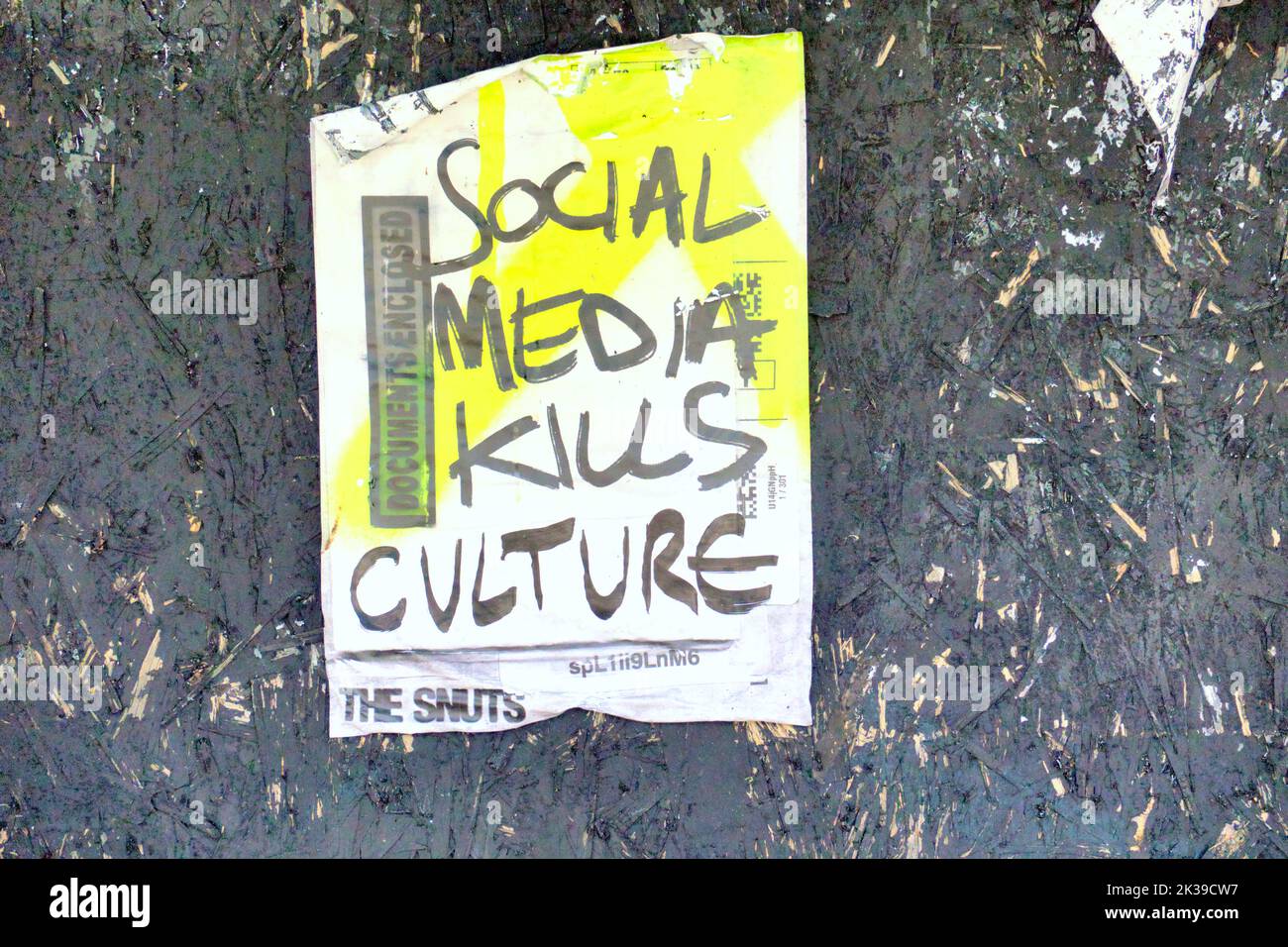 Los medios sociales matan a la cultura ¿Los medios sociales matan a la música? – Los Nuts publican el cartel Zuckerpunch en la pared de Glasgow, Escocia, Reino Unido Foto de stock