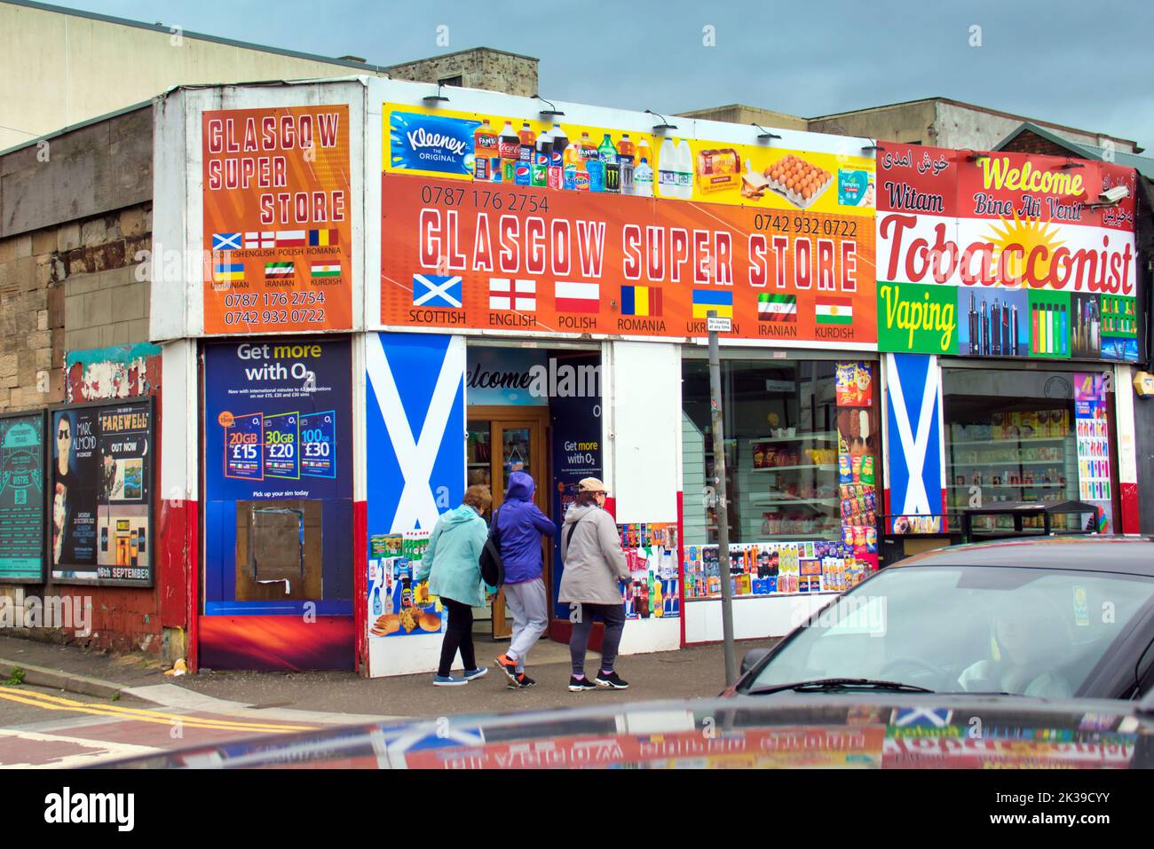 Tiendas multiculturales en el mercado de gallodgate barras o Barrows Glasgow, Escocia, Reino Unido Foto de stock