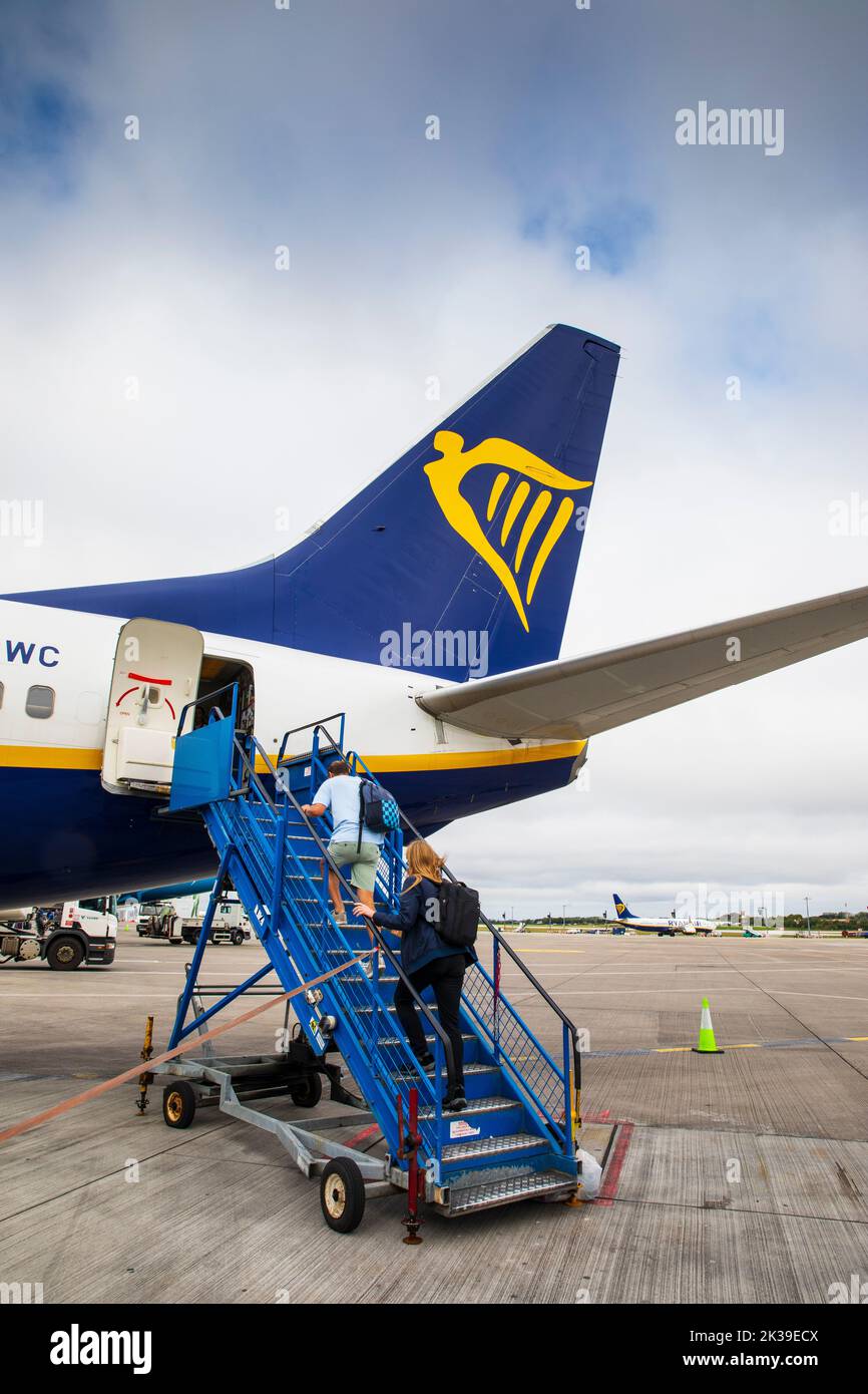 Pasajeros de Ryanair que embarcan en aviones Foto de stock