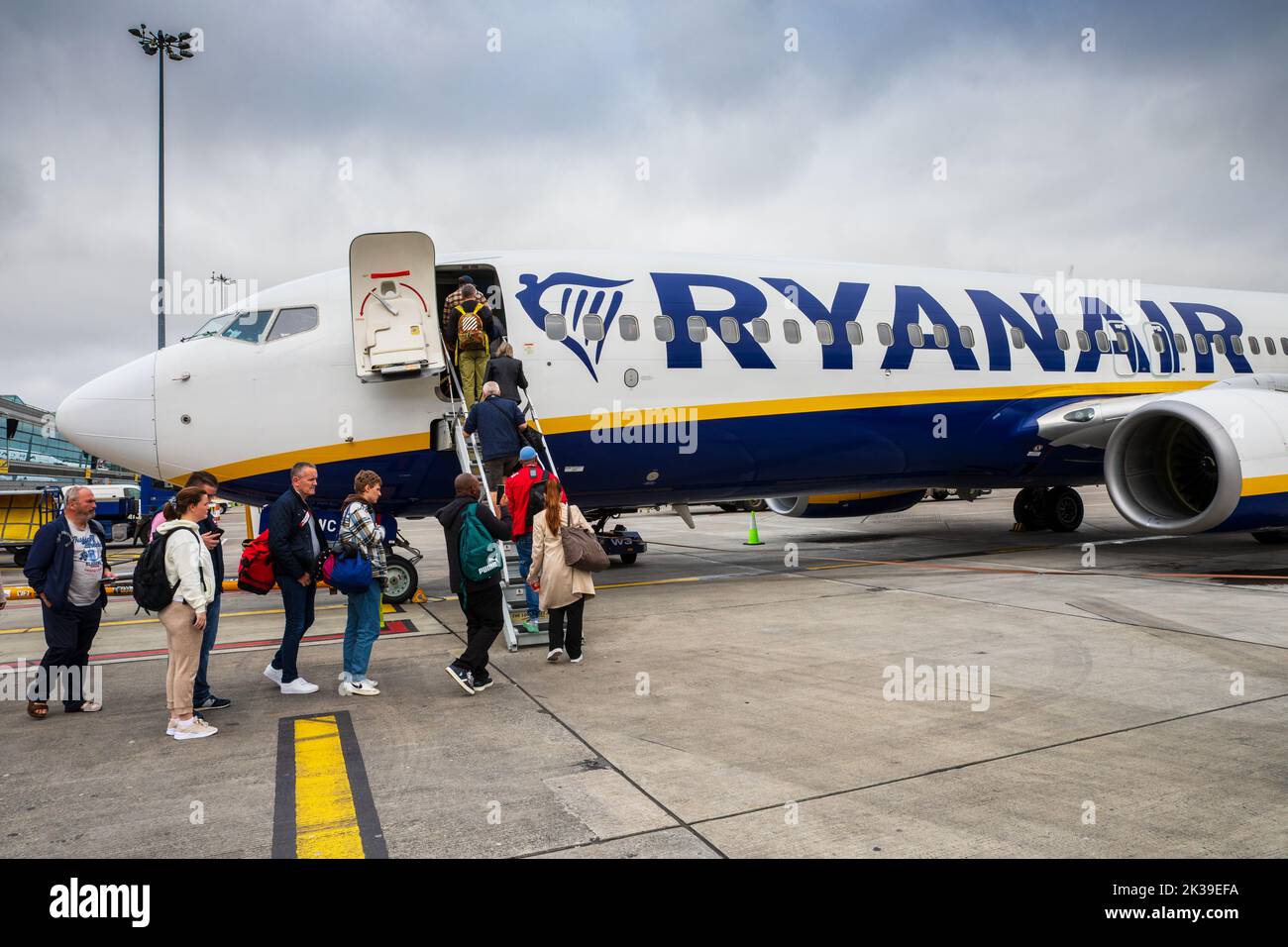 Pasajeros de Ryanair que embarcan en aviones Foto de stock