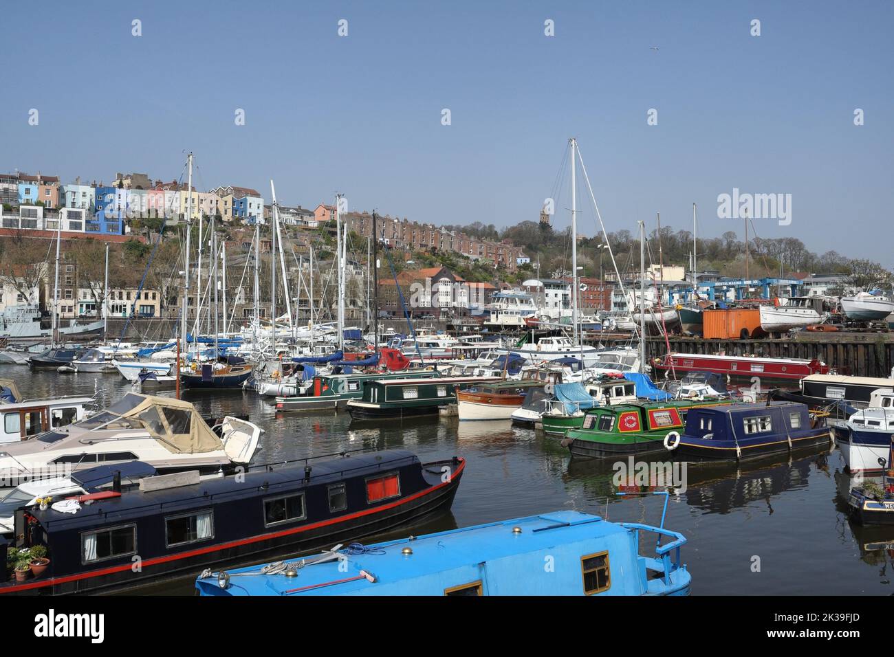 Puerto deportivo de Bristol en el río Avon, Inglaterra, Reino Unido. Un montón de barcos amarrados frente al mar Foto de stock