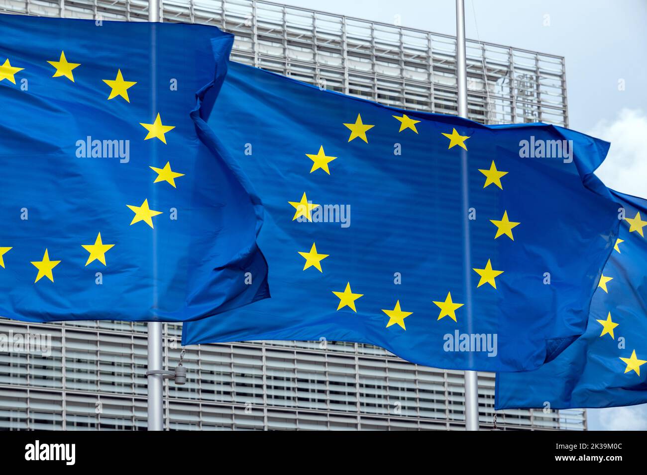 Banderas de la UE frente a la Comisión Europea en Bruselas, Bélgica Foto de stock