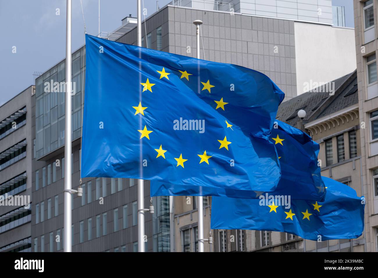 Banderas de la UE frente a la Comisión Europea en Bruselas, Bélgica Foto de stock