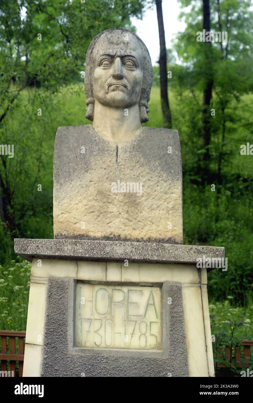 Pueblo de Horea, Condado de Alba, Rumania, aprox. 1999. Busto del héroe rumano Horea en su lugar natal. Foto de stock