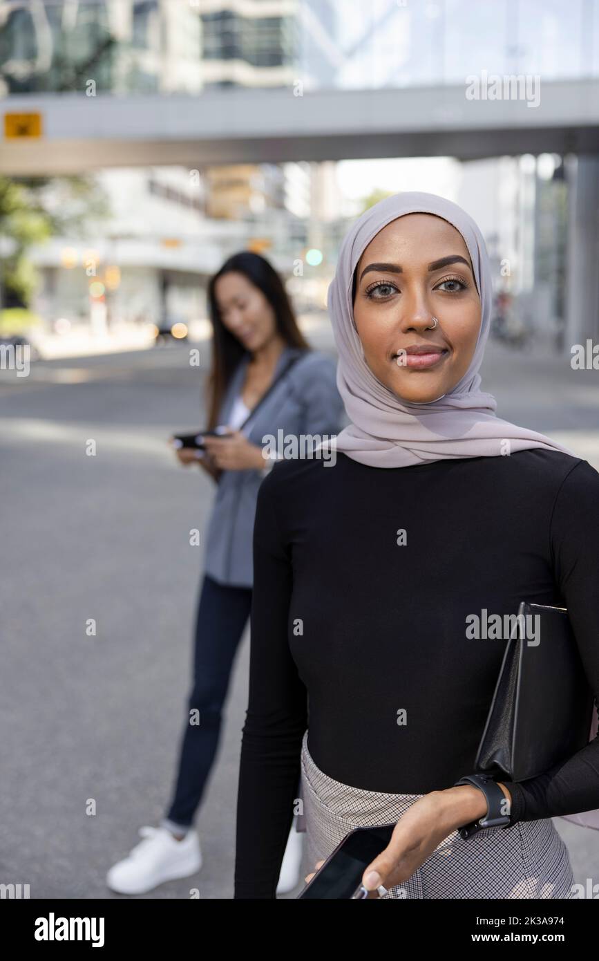Retrato de ejecutivo de negocios negro usando hijab Foto de stock