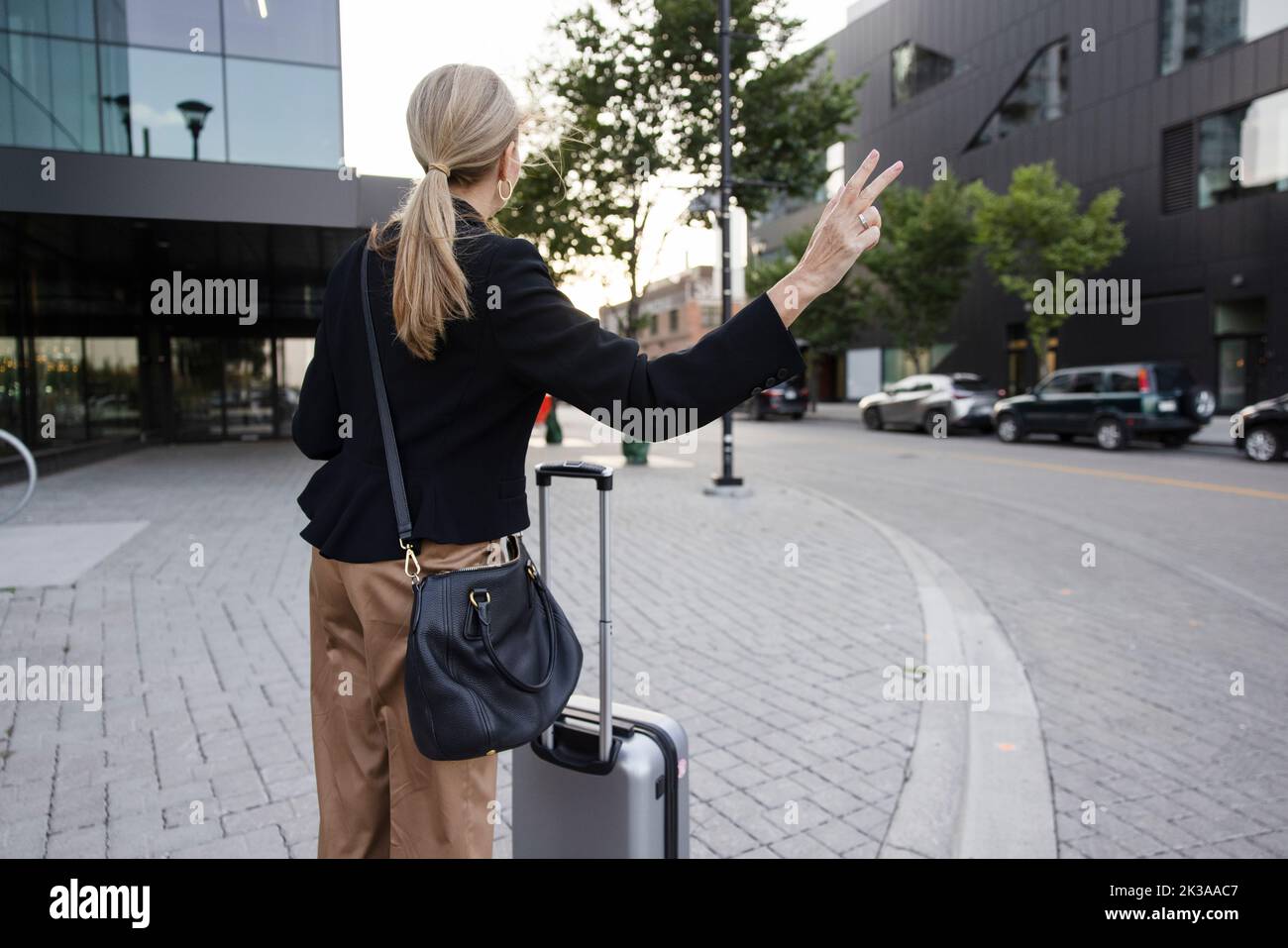 Mujer de viaje de negocios saliendo del hotel Foto de stock