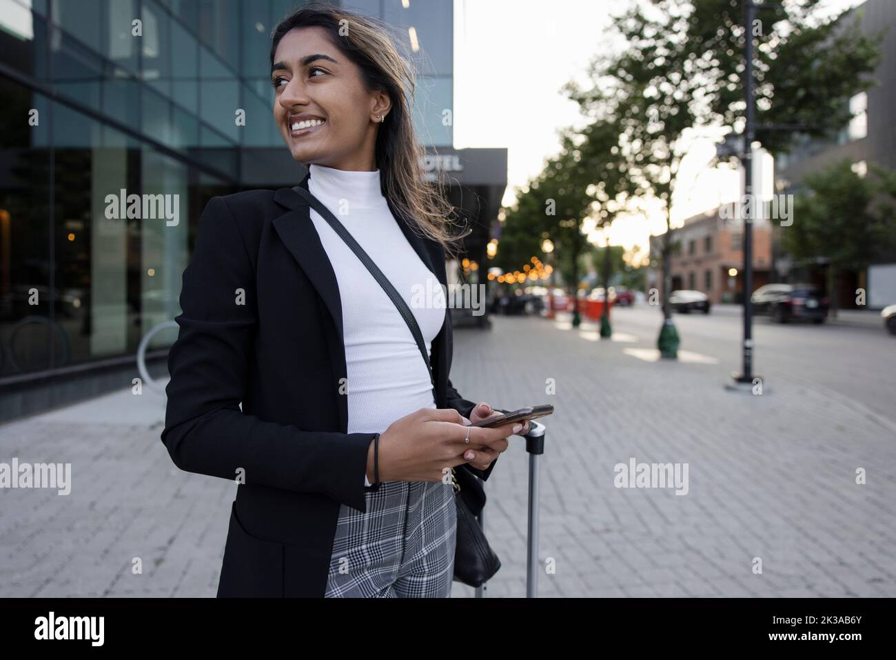 Mujer del sur de asia en viaje de negocios al salir del hotel Foto de stock