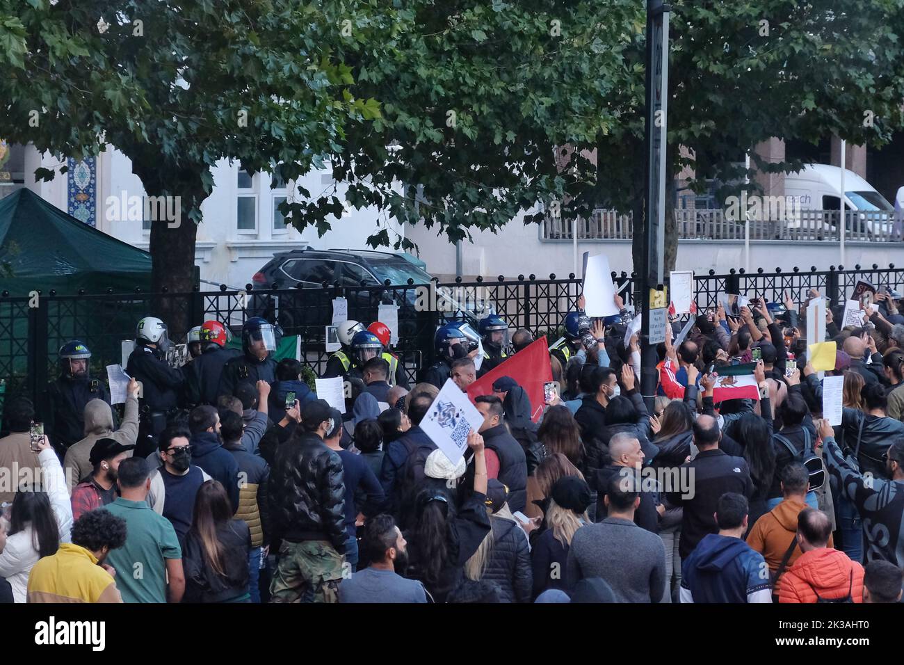 Londres, Reino Unido. 25th de septiembre de 2022. Cientos de iraníes-británicos continuaron su protesta después de que una mujer kurda de 22 años Mahsa Amini detenida por la policía de moralidad de la nación por usar su hijab incorrectamente, muriera bajo custodia. Una manifestación que comenzó fuera de la Embajada iraní se trasladó al Centro Islámico de Inglaterra, dirigido por el representante británico de Ayotollah Jamenei. La policía antidisturbios fue reclutada para dispersar a la multitud después de que estallara el desorden. Crédito: Fotografía de la undécima hora/Noticias vivas de Alamy Foto de stock