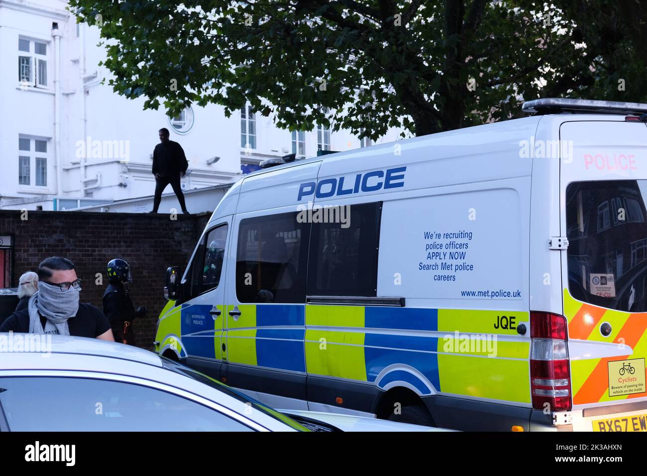 Londres, Reino Unido. 25th de septiembre de 2022. Un hombre está parado en la pared fuera del Centro Islámico de Inglaterra. Cientos de iraníes-británicos continuaron su protesta después de que una mujer kurda de 22 años Mahsa Amini detenida por la policía de moralidad de la nación por usar su hijab incorrectamente, muriera bajo custodia. Una manifestación que comenzó fuera de la Embajada iraní se trasladó al Centro Islámico de Inglaterra, dirigido por el representante británico de Ayotollah Jamenei. La policía antidisturbios fue reclutada para dispersar a la multitud después de que estallara el desorden. Crédito: Fotografía de la undécima hora/Noticias vivas de Alamy Foto de stock
