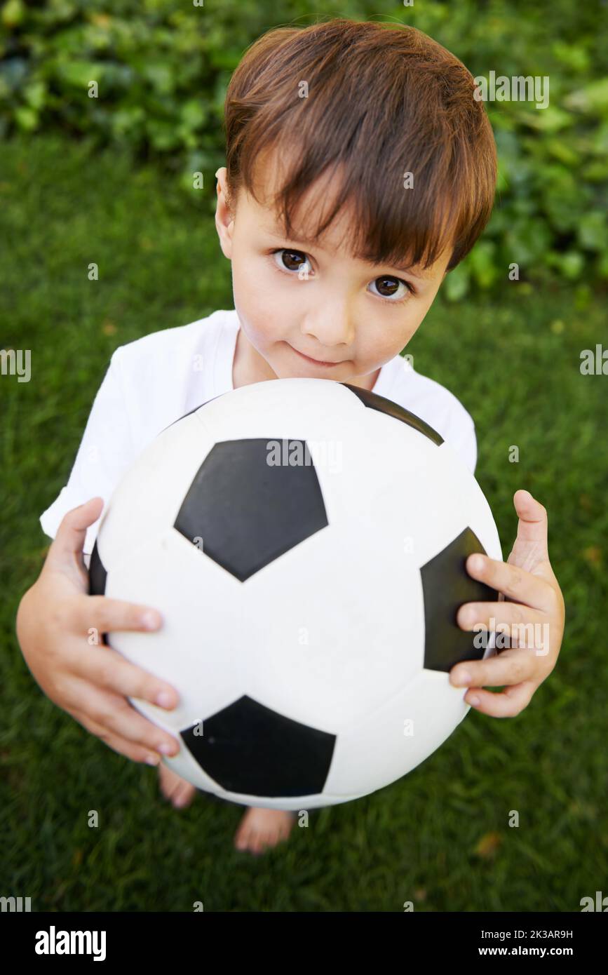 Niño con pelota de futbol fotografías e imágenes de alta resolución - Alamy
