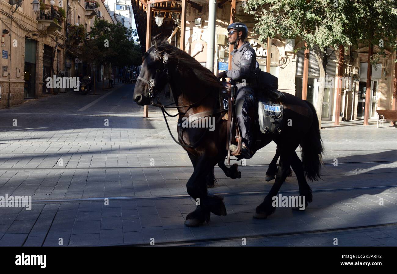 Las fuerzas de seguridad israelíes que patrullaban la calle Jaffa, en el centro de la ciudad de Jerusalén, Israel. Foto de stock