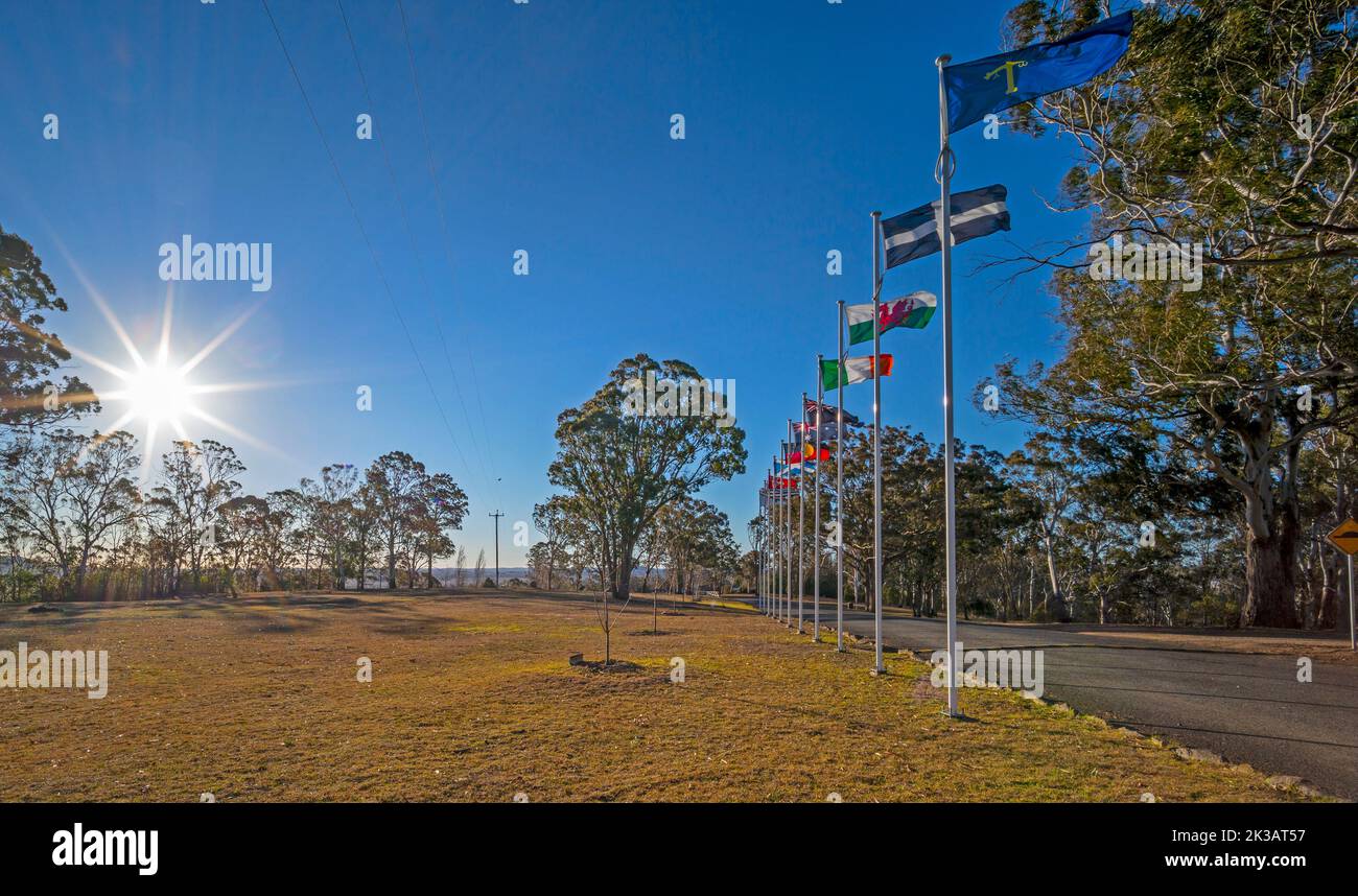 Banderas en el emplazamiento de las piedras en pie donde se celebra el