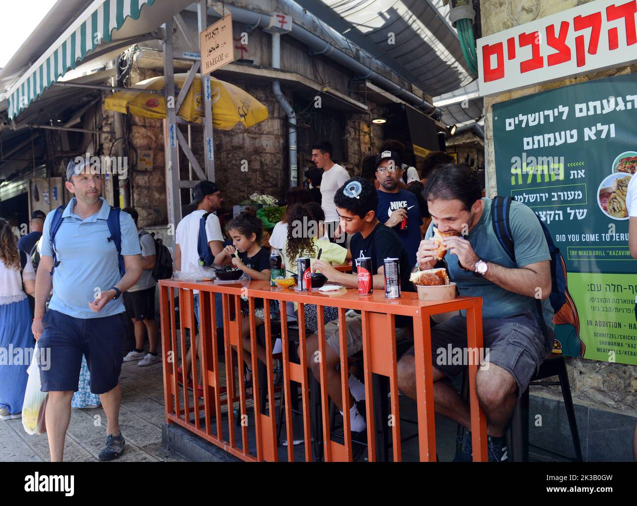 El restaurante Katsavim Grill Meat en el mercado Machane Yehuda en Jerusalén, Israel. Foto de stock