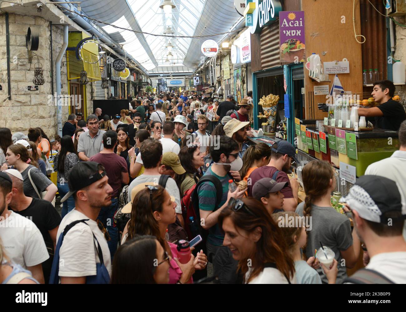 El concurrido y colorido mercado Machane Yehuda en Jerusalén, Israel. Foto de stock
