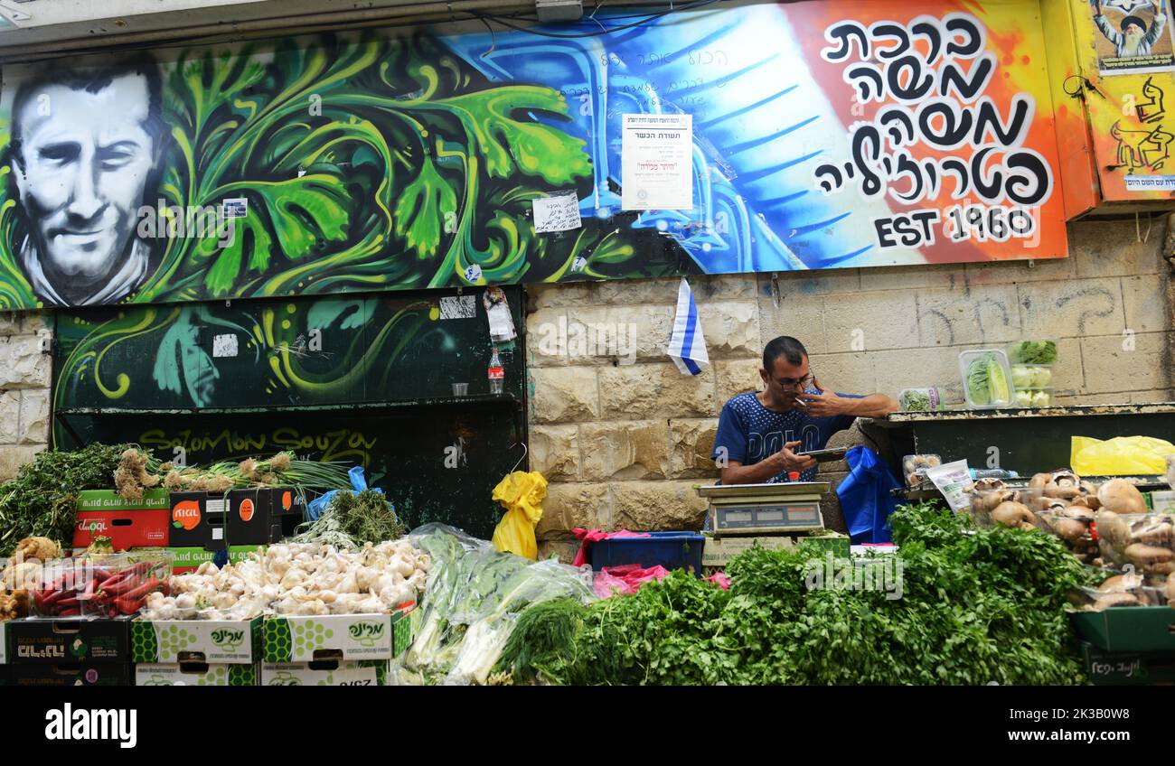 Un colorido vendedor de hierbas en el mercado Machane Yehuda en Jerusalén, Israel. Foto de stock