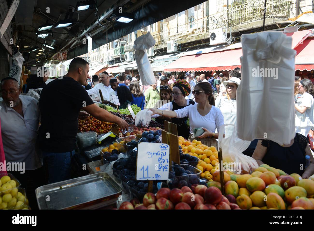 El vibrante mercado Mahane Yehuda en Jerusalén, Israel. Foto de stock