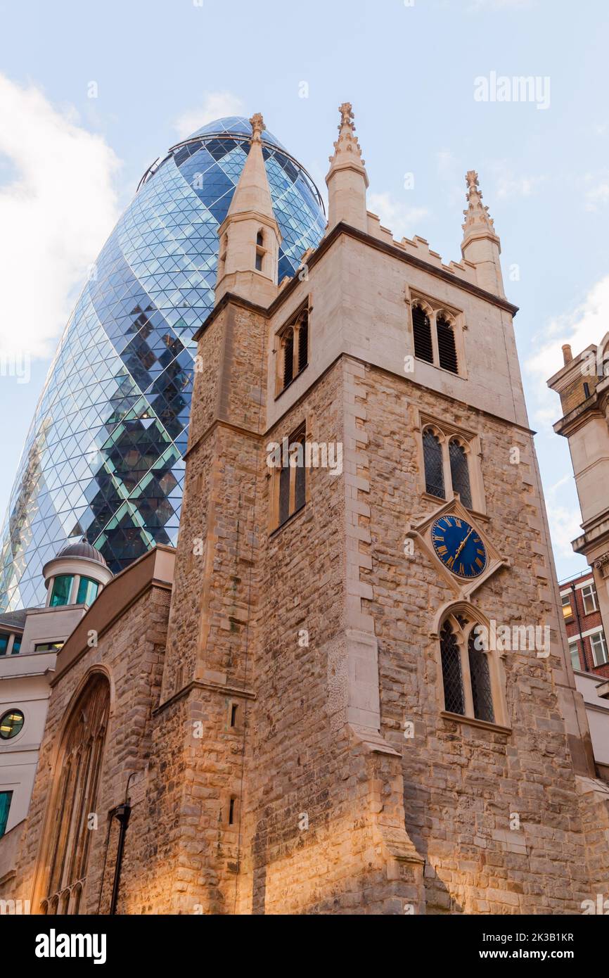 Londres, Reino Unido - 25 de abril de 2019: 30 St Mary Axe, anteriormente conocido como el edificio Swiss Re y conocido informalmente como el Gherkin, está detrás de St and Foto de stock