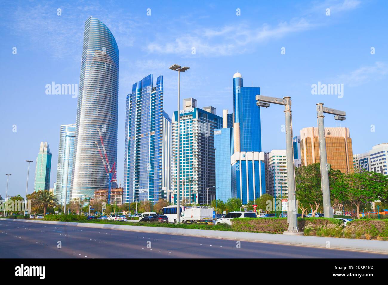 Abu Dhabi, Emiratos Árabes Unidos - 9 de abril de 2019: Paisaje urbano con rascacielos del centro de Abu Dhabi Foto de stock