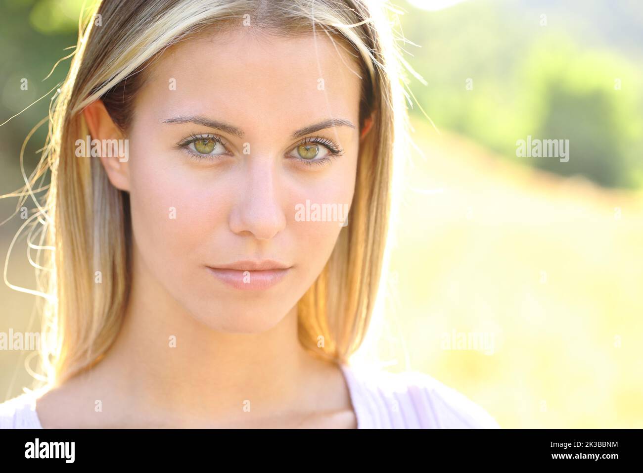 Retrato de una hermosa joven mirando la cámara en la montaña Foto de stock