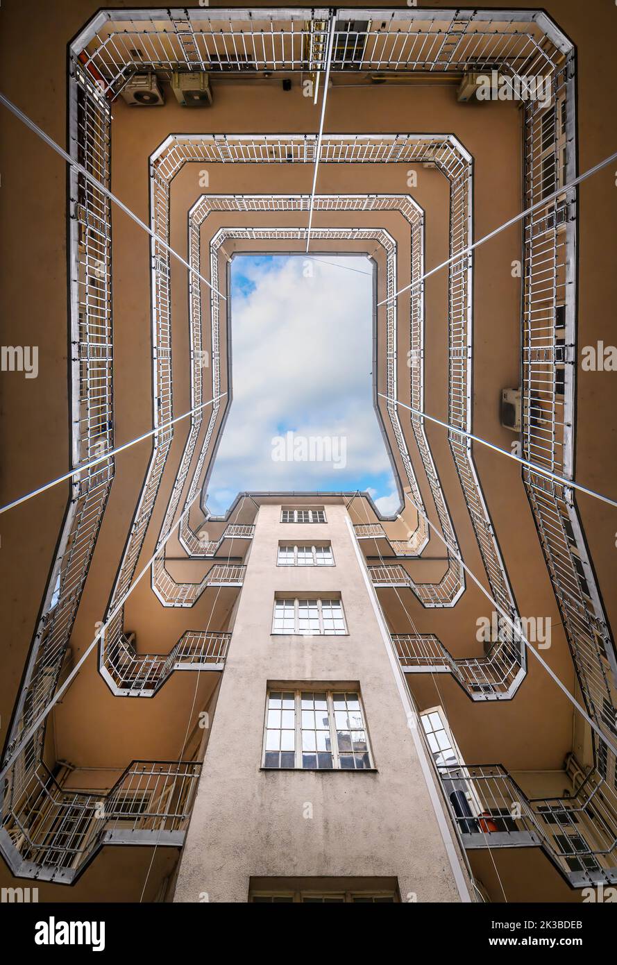 Fondo amplio ángulo de vista del histórico patio interior con hermosa fachada edificio complejo con cielo azul en las ventanas en Budapest. Forma geométrica Foto de stock