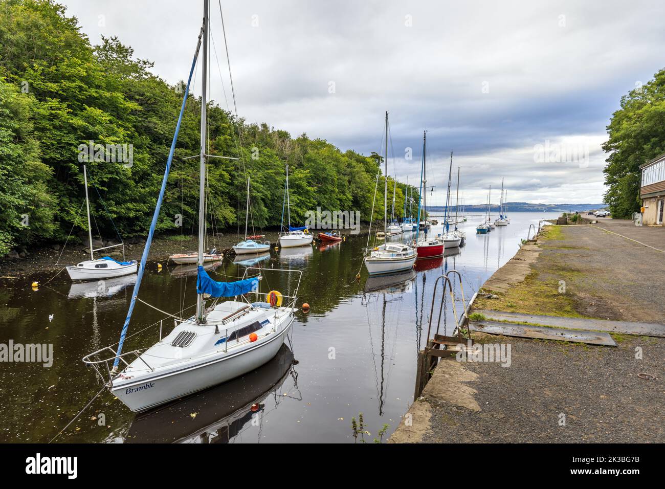 Pequeños barcos y yates amarrados en la desembocadura del río Almond en Cramond, cerca de Edimburgo, Escocia. Foto de stock
