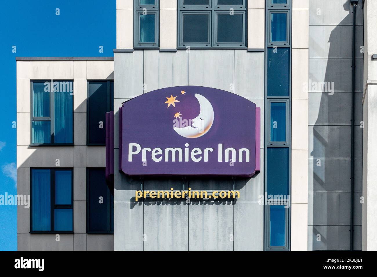 Premiere Inn, hotel, señal, New Dover Road, Canterbury, Kent, Inglaterra Foto de stock