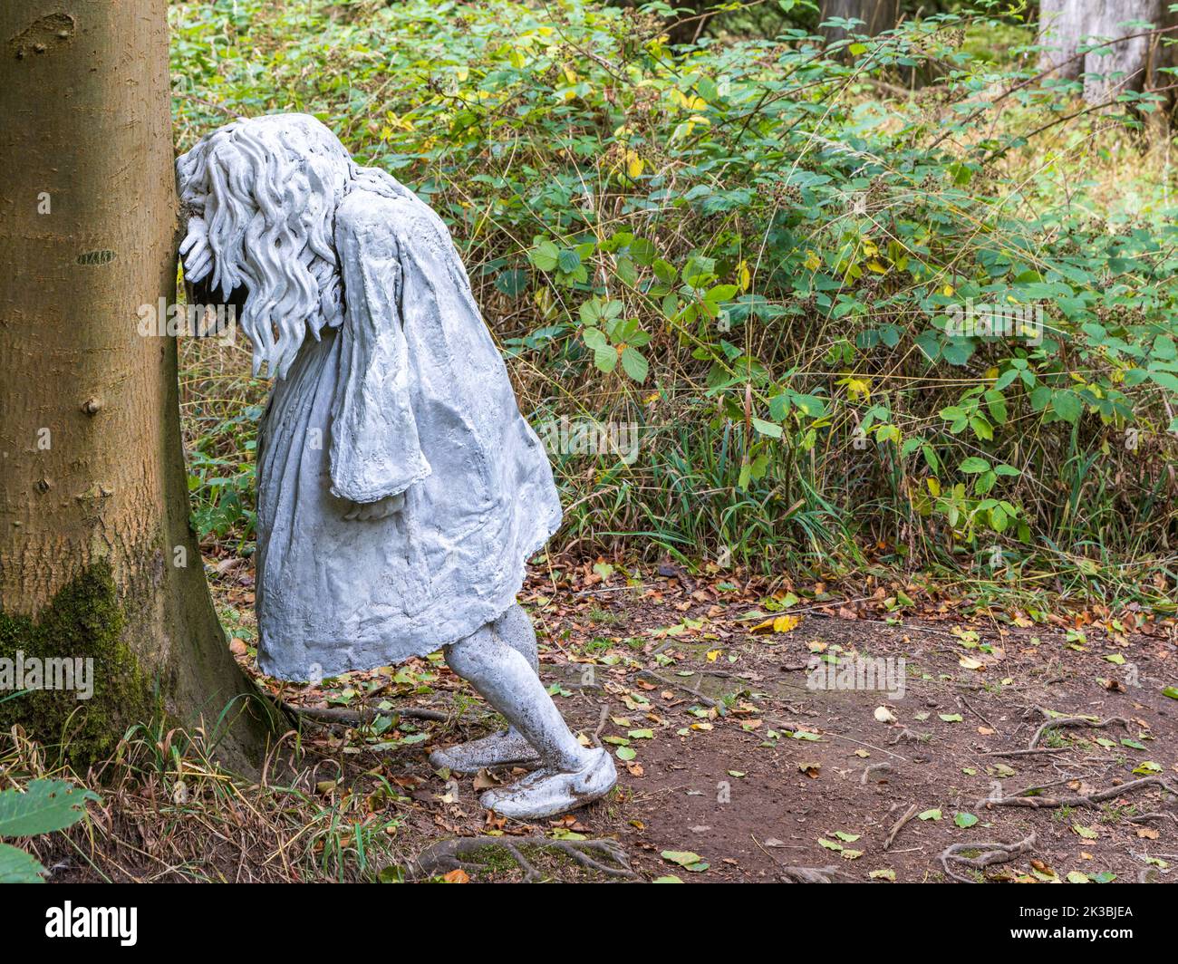 Escultura al aire libre Niñas llorando por Laura Ford, Jupiter Artland, Wilkieston, Edimburgo, West Lothian, Escocia. Foto de stock