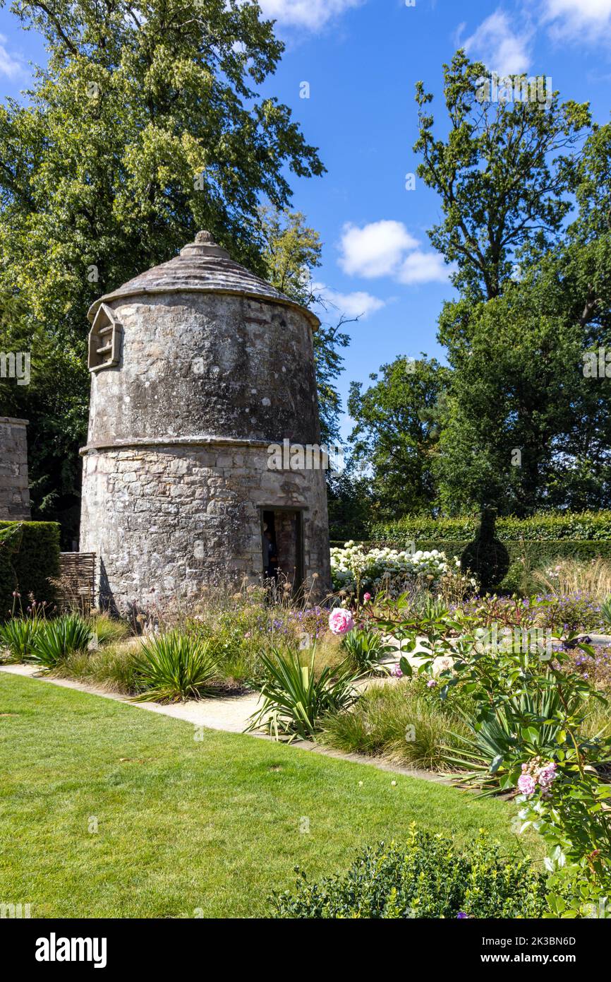 Dovecote en Bonnington House y jardines, una casa de campo del siglo 19th, Jupiter Artland, Wilkieston, Edimburgo, West Lothian, Escocia. Foto de stock