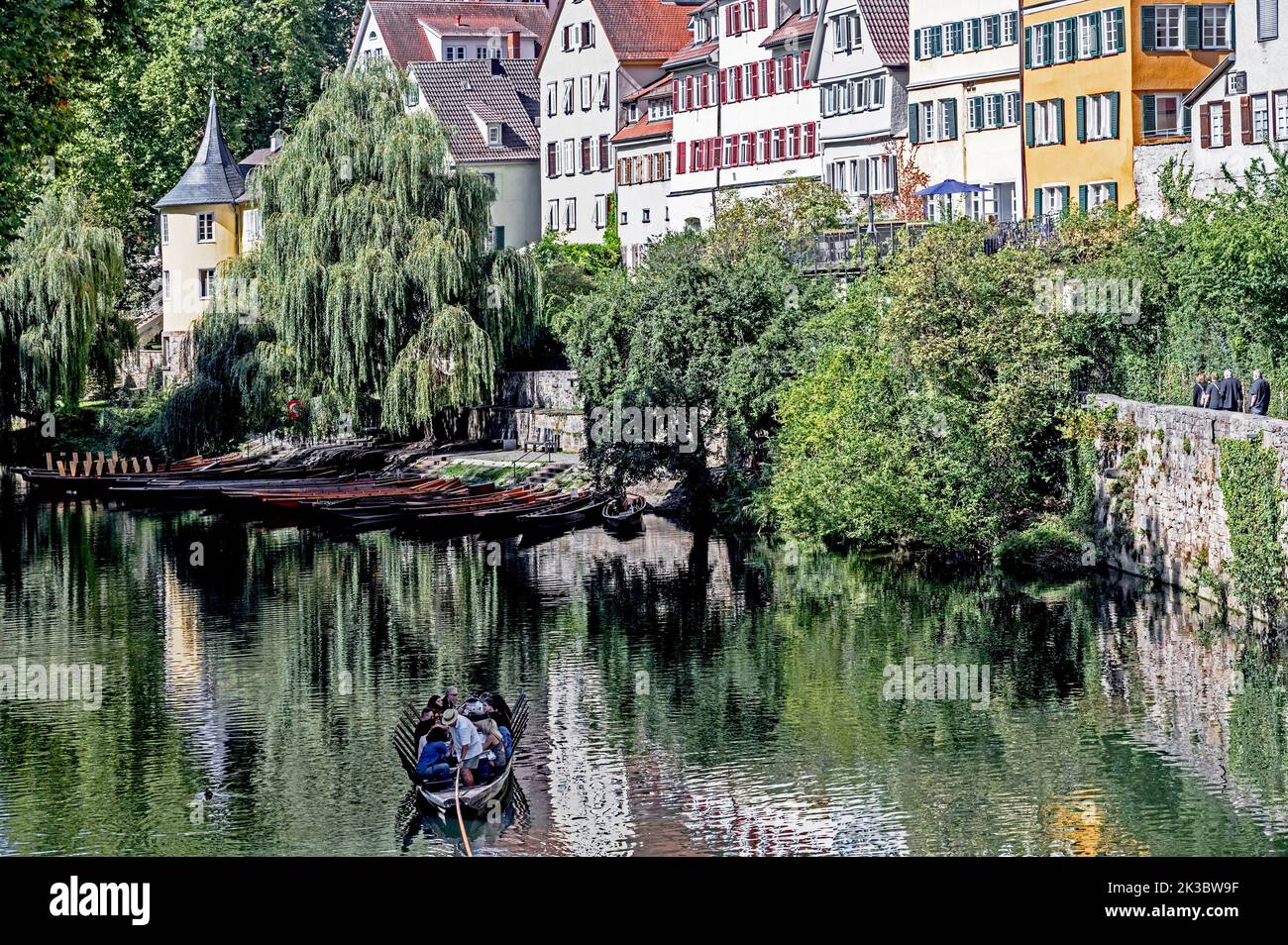 Tübingen (Tuebingen, Baden-Württemberg, Alemania): Bunte Haeuser am Neckar mit Hoelderlinturm und Stiftskirche; Casas coloridas a orillas del río Foto de stock