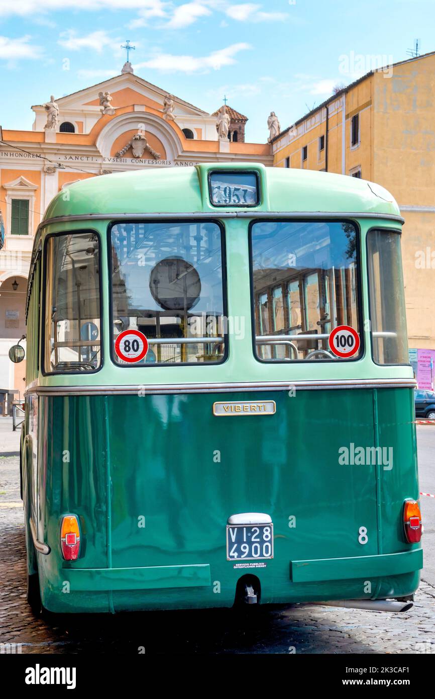 Parte trasera de un trolebús CGE Fiat 2472 Viberti en Piazza Vittorio, Roma, Italia Foto de stock