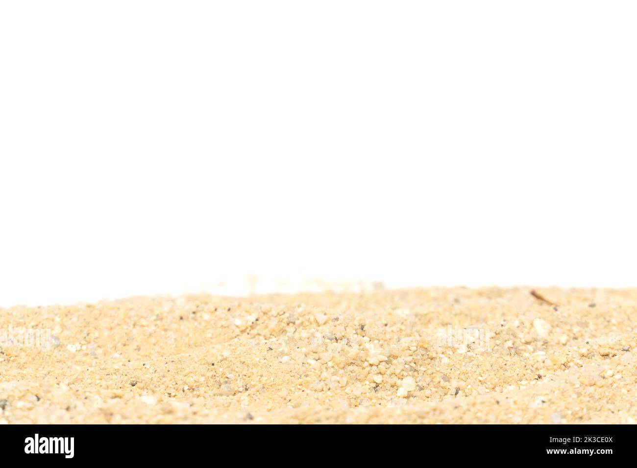 Pila de arena del desierto, dunas aisladas sobre fondo blanco y textura Foto de stock