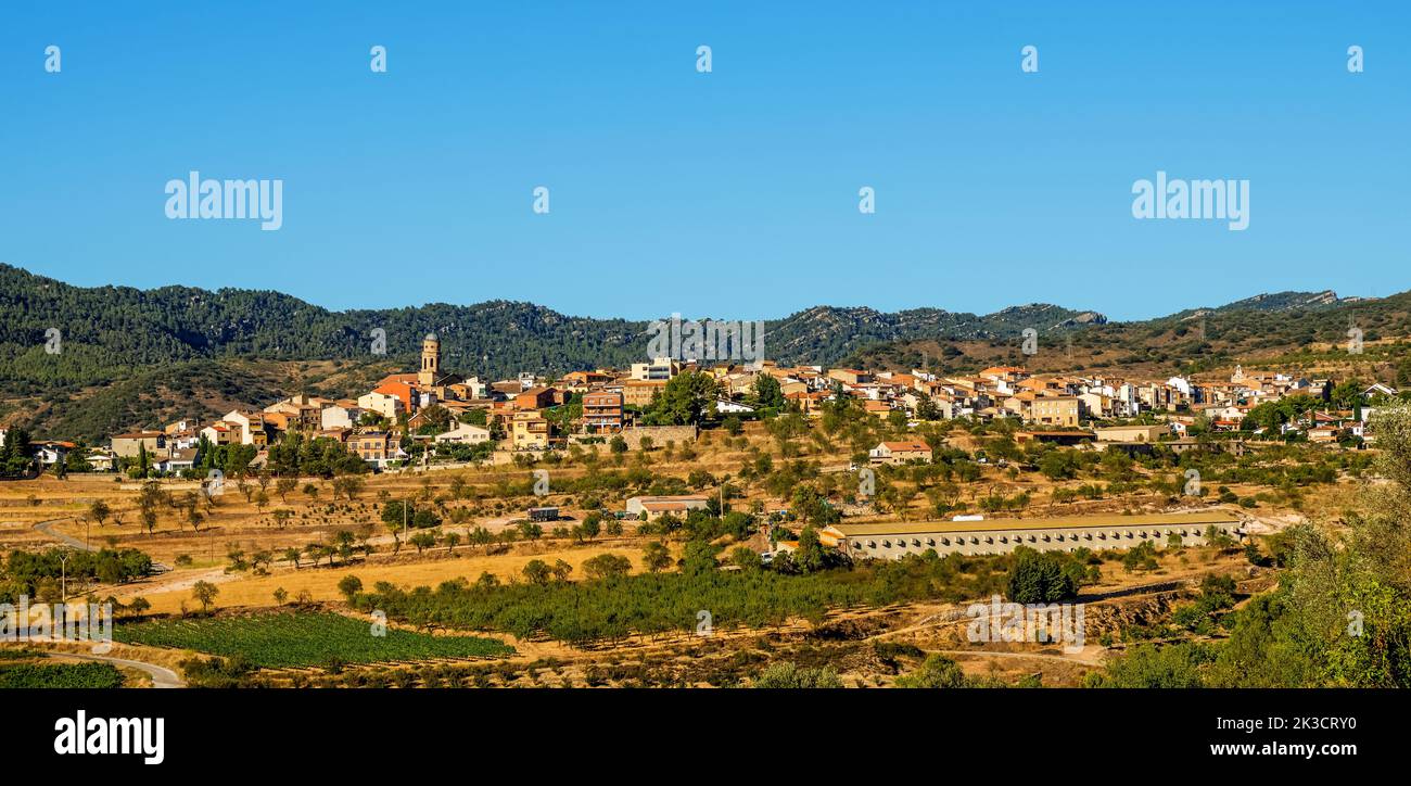Una vista panorámica de Ulldemolins, en Cataluña, España, y la Sierra de la Llena al fondo Foto de stock