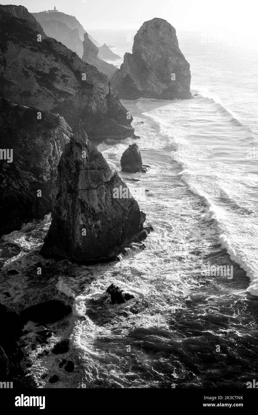 Vista de las rocas de la costa atlántica de Portugal. Foto en blanco y negro. Foto de stock