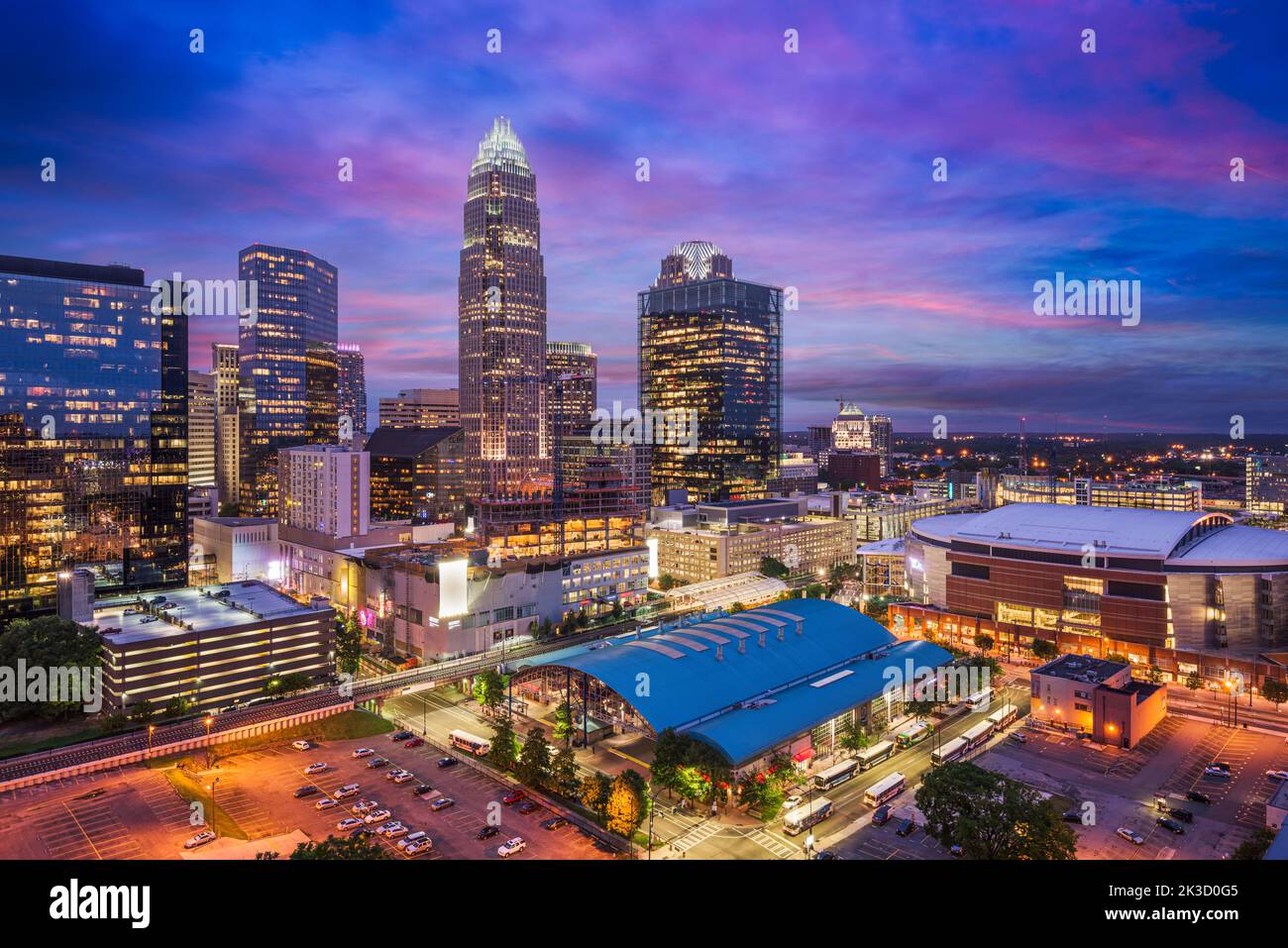 Charlotte, Carolina del Norte, EE.UU. En la parte alta del horizonte desde lo alto al atardecer. Foto de stock